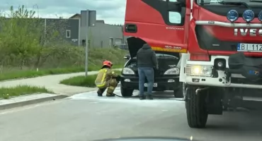 Pożar samochodu w Łomży. Seata musieli gasić strażacy