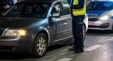 Świadkowie widzieli, jak 37-latka wsiada do samochodu po alkoholu. Przy policjantach bełkotała i słaniała się na nogach