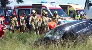 Wypadek z udziałem trzech pojazdów w regionie Podgórza. Śmigłowiec na miejscu [VIDEO i FOTO]
