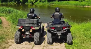 Kurz za kołami i wiatr we włosach! Policjanci na quadach ruszyli nad rzeki