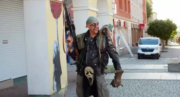 Teatr ukryty w kostiumie i pamięci. Prof. Piotr Tetlak otworzył wystawę w Łomży [VIDEO I FOTO]