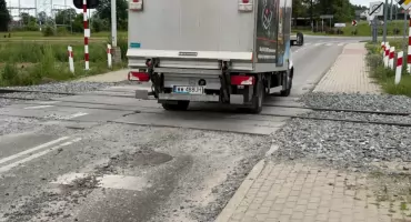 Koniec z horrorem na Strusiej? Kolejarze zamykają przejazd i obiecują porządny remont [VIDEO]