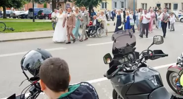 Ryczące maszyny i... orszak weselny pieszo. Niespodzianka na starcie Dni Jedwabnego [VIDEO i FOTO]