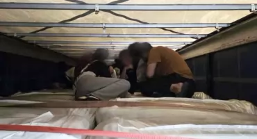 Somalijczycy, Pakistańczycy i Afgańczycy zamiast torfu. W ciężarówce odkryto 27 migrantów [VIDEO i FOTO]