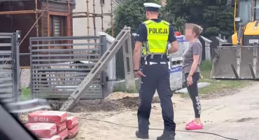 Wjechał TIR-em w wąską ulicę. Runął betonowy słup [FOTO]