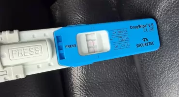 Kontrola Mazdy w Łomży. Kierowca miał sądowy zakaz, pasażer marihuanę