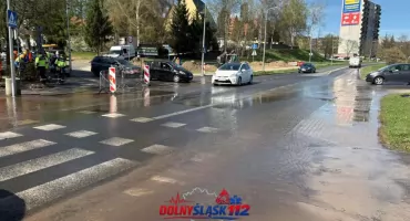Awaria magistrali wodociągowej na Zabobrzu. Zalana ulica i tysiące mieszkańców bez wody. 