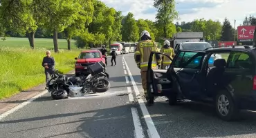 Motocyklista ranny po zderzeniu z samochodem na DK5. Droga była zablokowana