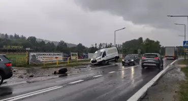 Bus z urwanym kołem. Groźne zdarzenie na drodze krajowej nr 5 w Piechowicach