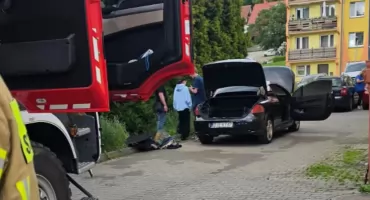 Samochód zaczął płonąć na parkingu w Szklarskiej Porębie. Ogień pojawił się we wnętrzu auta.