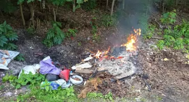 Mieszkaniec Jeleniej Góry ukarany za spalanie odpadów na prywatnej działce
