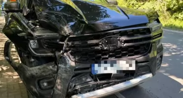 Wjechał w tył busa, który następnie uderzył w rower przeprowadzany przez dziecko na pasach