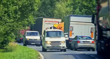 Totalny drogowy armagedon. W wakacje łatają dziury na drodze do Szklarskiej Poręby
