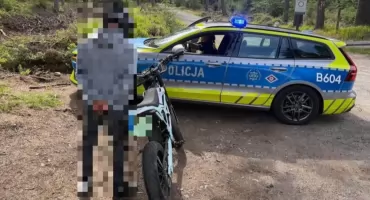 Elektrycznym motocyklem na jednym kole po drodze krajowej