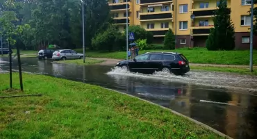 Kilkanaście minut deszczu zamieniło drogi w rzeki. Paraliż komunikacyjny w regionie