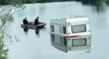 Pływająca przyczepa kempingowa na Żwirowni Wojanów. Akcja służb trwała cztery godziny