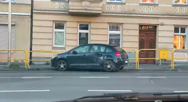 Utrudnienia na ulicy Wolności w Jeleniej Górze. Zderzenie ciężarówki z autem osobowym