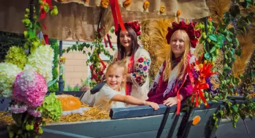 Kolorowy korowód - tak rozpoczęły się Gminno-Diecezjalne Dożynki w Legnickim Polu (FOTO część 1/2)
