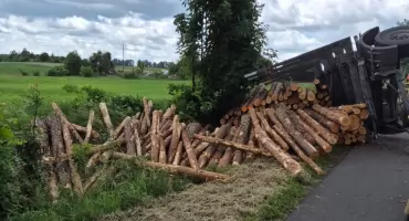Obaliła się przyczepa przewożąca drewno. Były utrudnienia w ruchu