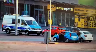 Driftował na parkingu w Świeciu. Stracił prawo jazdy i został ukarany wysokim mandatem