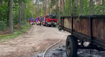 Przyczepa ze słomą stanęła w ogniu. Zagrożony był las