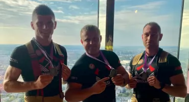 Sukces nyskich strażaków na Sky Tower Run 2025