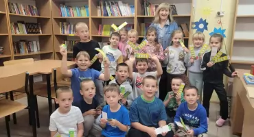 Pierwsza wizyta w bibliotece szkolnej już za nimi