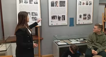 Spotkanie z przeszłością – uczniowie poznają historię przez teatr i muzeum