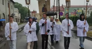 Wiara silniejsza niż deszcz. Mieszkańcy Przasnysza tłumnie uczestniczyli w procesjach Bożego Ciała