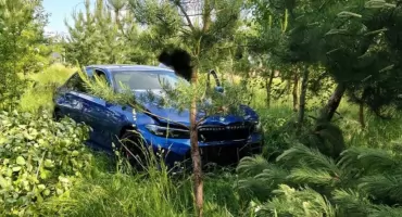 18-latek rozbił BMW na drzewach. Prawo jazdy miał od kilku miesięcy