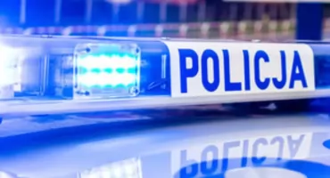 Uciekała przed policyjną kontrolą. 19-latka bez prawa jazdy zakończyła jazdę na ogrodzeniu