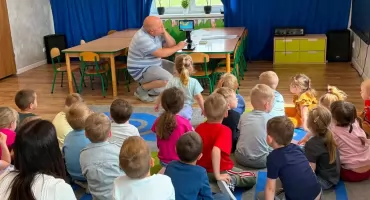 Mali odkrywcy zajrzeli do świata niewidocznego gołym okiem. Przyrodnicze warsztaty z mikroskopem w przedszkolu