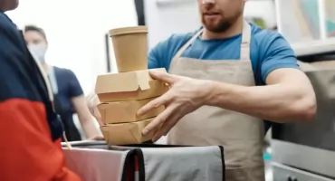 Jak pakować restauracyjne dania na wynos i w dostawie, by klienci Cię zapamiętali?