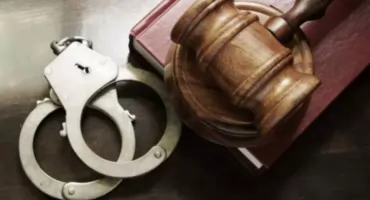 Pijany kierowca uderzył w drzewo. Miał dwa sądowe zakazy prowadzenia pojazdów