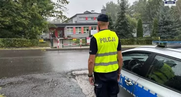 Policjanci czuwają nad bezpieczeństwem uczniów w ramach akcji „Bezpieczna droga do szkoły”
