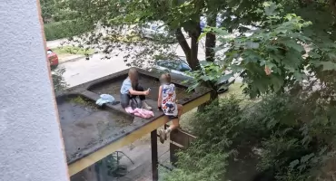 Niebezpieczna zabawa na Podłężu. Dzieci wspinały się na dach