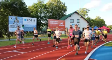 Kościerska „Piątka” na stadionie lekkoatletycznym. Młodzież i dorośli na starcie