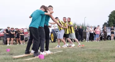 Przekładanie hula-hop i powrót sołtysa