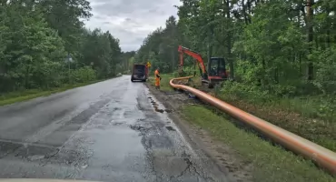 Pomarańczowe rury przy drodze do Adamowa. Co to za inwestycja? Ciekawią się mieszkańcy!
