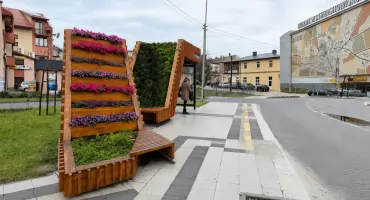 Zamiast zielonych, kolorowe przystanki. Miasto nabiera barw