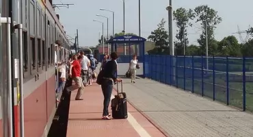 SŁUPIA KONECKA - WŁOSZCZOWA. Komunikacja publiczna. Busem do Opoczna lub Włoszczowy. Potem pociągiem w różne kierunki Polski