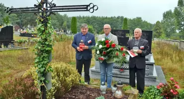 KOŃSKIE. Groby kronikarzy wojennej historii odwiedzili samorządowcy [ZDJĘCIA]