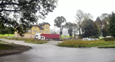 KOŃSKIE. Coś wreszcie się ruszyło! Plac przed dawnym dworcem PKP sprzedany miastu [ZDJĘCIA]