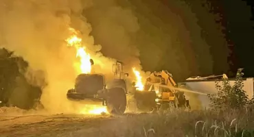 POWIAT KONECKI. Pożary w Końskich i Słupi Koneckiej. Spłonęły maszyny budowlane i baloty słomy [ZDJĘCIA]