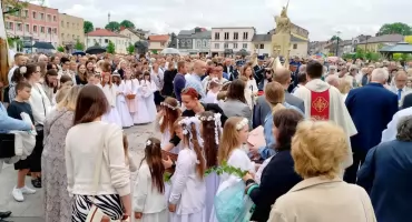 Boże Ciało w Końskich. Bóg wyszedł na ulicę, między domy, bloki i ludzi