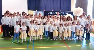 ROGÓW. Dzień Patrona szkoły. Dwie dekady pamięci o świętym Janie Pawle II Wielkim