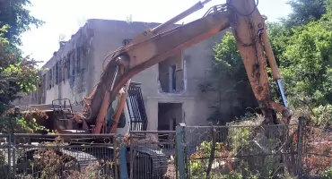 PARDOŁÓW. Trwa rozbiórka - ciężkie maszyny burzą dawną szkołę. Unosi się pył, kurz i wspomnienia