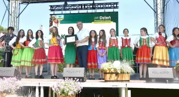 Zespół Królewiaczki z okolicznościową nagrodą na Dniu Otwartych Drzwi ŚODR w Modliszewicach
