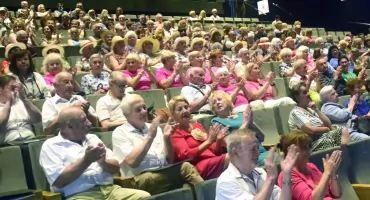 KOŃSKIE. Salę teatralną KCK zajęły kolorowe motyle. Odbywały się Senioralia