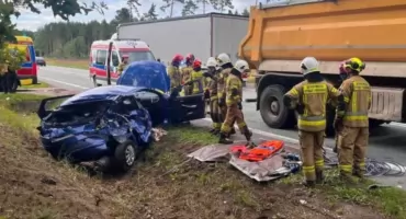 KOLISZOWY. Po najechaniu Mercedesa Suzuki zmiażdżone. Dwie osoby w szpitalu